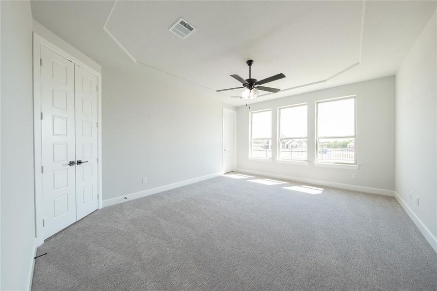 Spacious, unfurnished interior of a new home in Heath Golf and Yacht Club, Heath (Image 16).