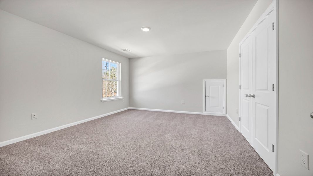 Spacious, unfurnished interior of a new home in Meadowview Plantation, Sumter (Image 23).