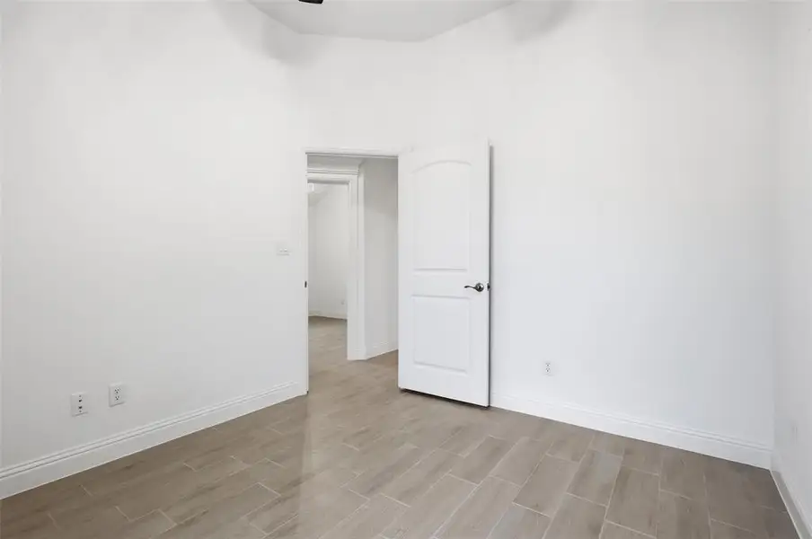 Spacious, unfurnished interior of a new home in , Tolar (Image 29).