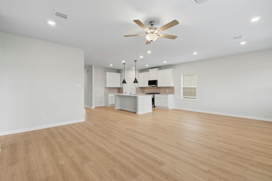Spacious, unfurnished interior of a new home in Sunterra Lakes, Brookshire (Image 20). Spacious, unfurnished interior of a new home in Sunterra Lakes, Brookshire (Image 20).