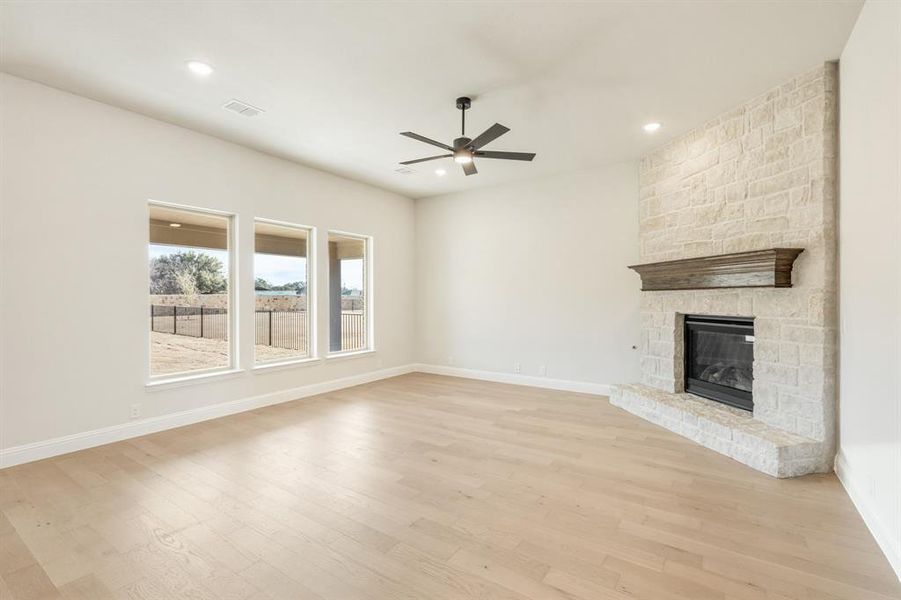 Spacious, unfurnished interior of a new home in Abe's Landing, Granbury (Image 22).