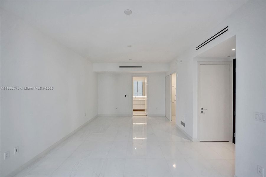 Spacious, unfurnished interior of a new home in , Miami (Image 35).