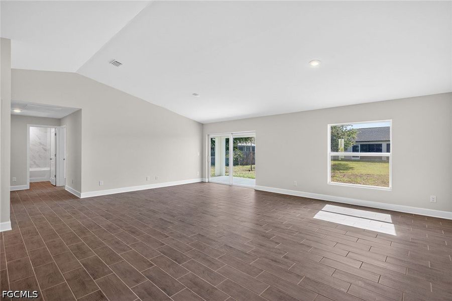 Spacious, unfurnished interior of a new home in Cape Coral, Cape Coral (Image 13).
