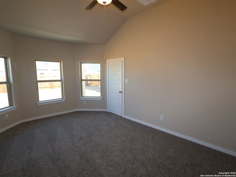 Spacious, unfurnished interior of a new home in Winding Brook, San Antonio (Image 19).