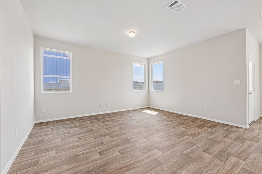 Spacious, unfurnished interior of a new home in Harvest Ridge, Elgin (Image 11).