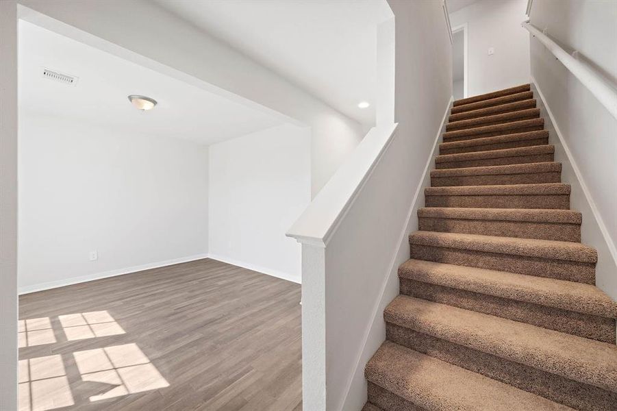 Spacious, unfurnished interior of a new home in Middlefield Village, Dallas (Image 11).