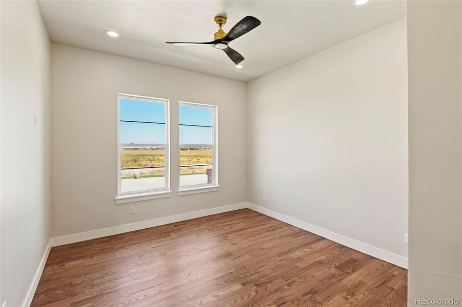 2nd bedroom w/bath and walk in closets