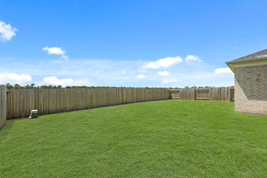 Exterior details and patio area of a home in Briarwood Crossing, Rosenberg (Image 3).