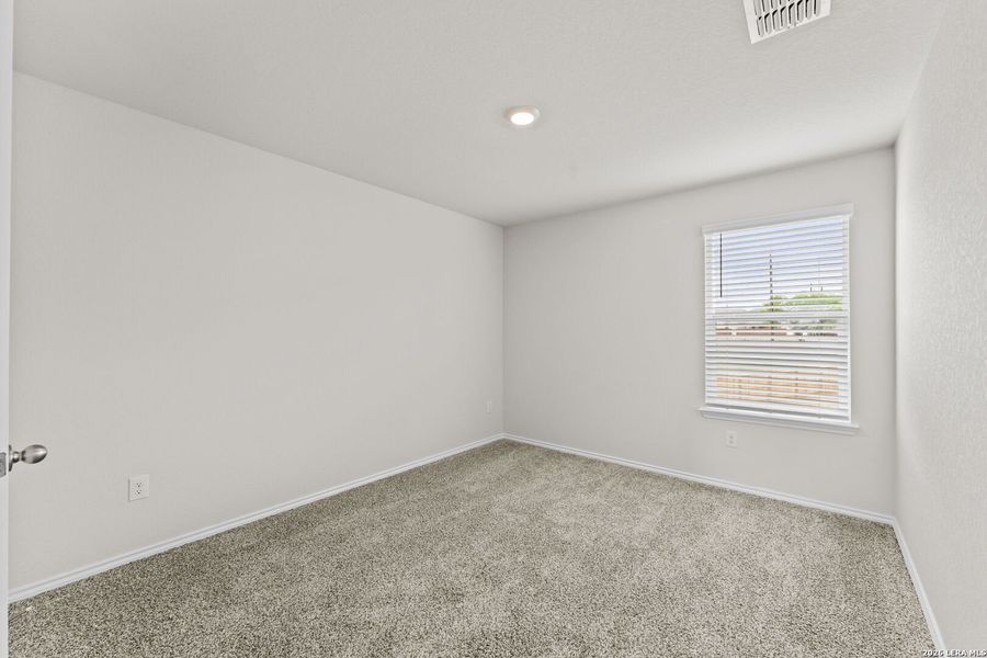 Spacious, unfurnished interior of a new home in Laurel Vistas, San Antonio (Image 30).