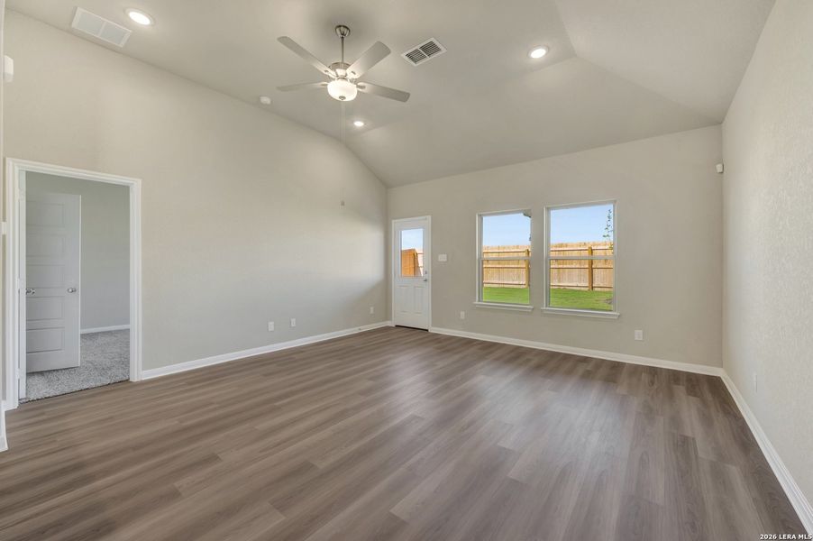 Spacious, unfurnished interior of a new home in Park Place, New Braunfels (Image 39).