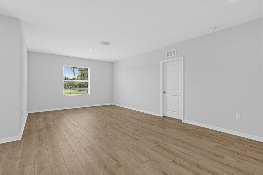 Spacious, unfurnished interior of a new home in Solena, North Fort Myers (Image 6).