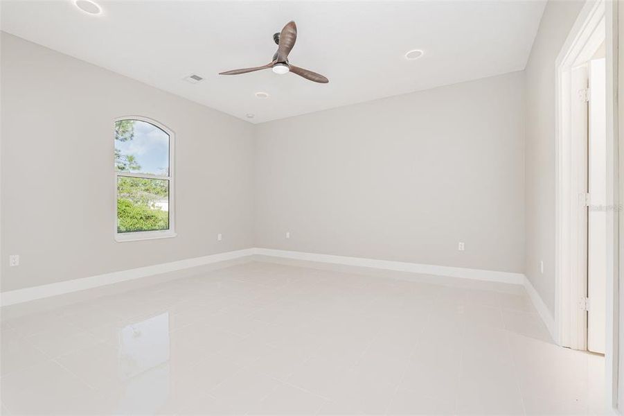 Spacious, unfurnished interior of a new home in , Palm Bay (Image 30).