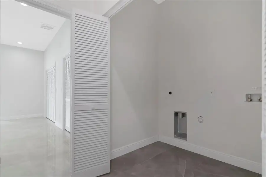 Spacious, unfurnished interior of a new home in , Tampa (Image 27).