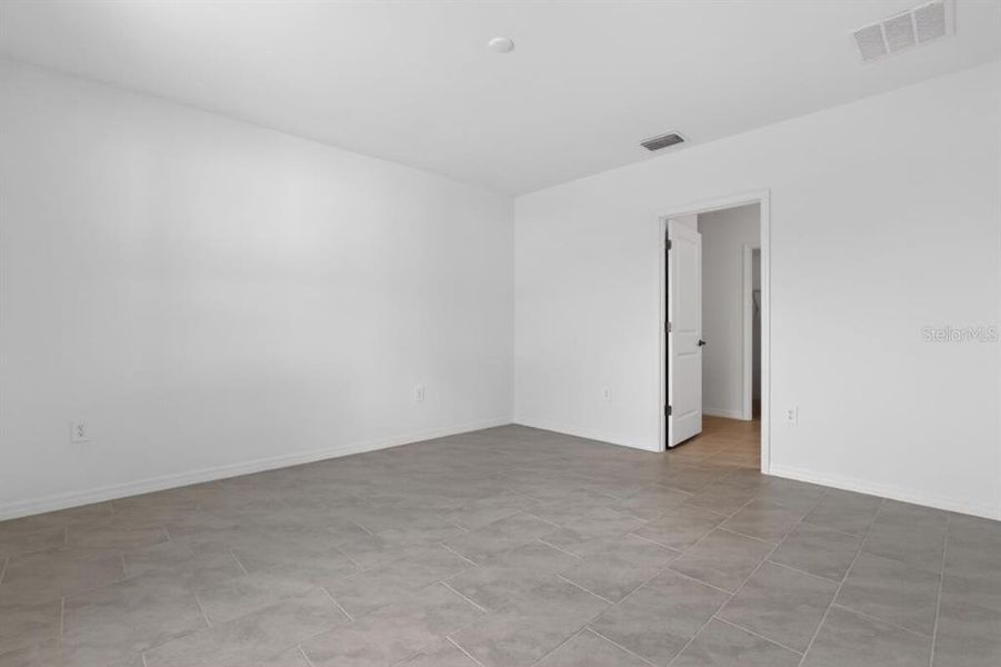 Spacious, unfurnished interior of a new home in Brighton, Venice (Image 12).