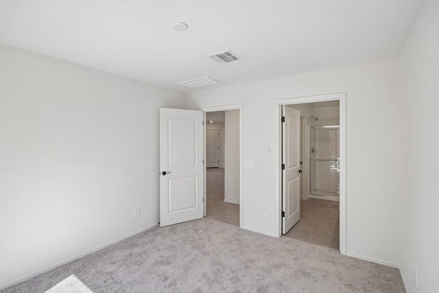 Spacious, unfurnished interior of a new home in The Landings at Rancho Del Lago, Vail (Image 13).
