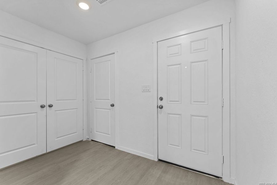 Spacious, unfurnished interior of a new home in Spring Grove, St. Hedwig (Image 17).