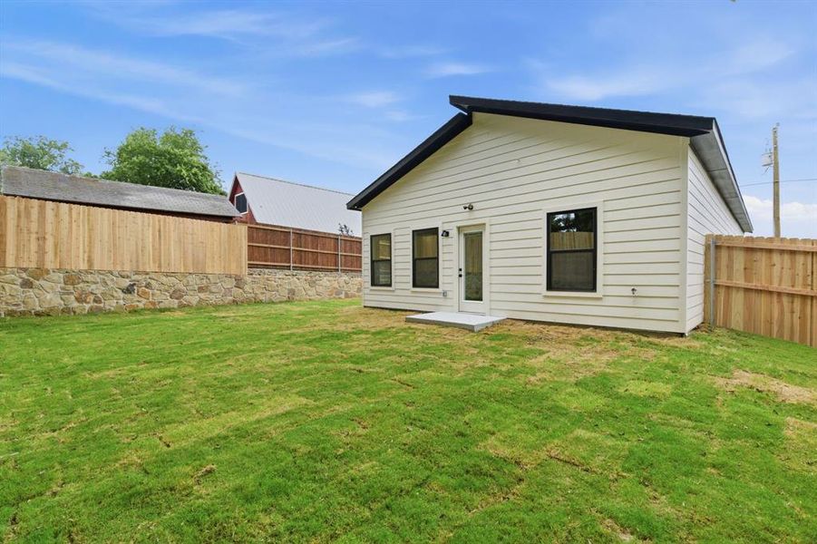 Exterior details and patio area of a home in , Granbury (Image 21).
