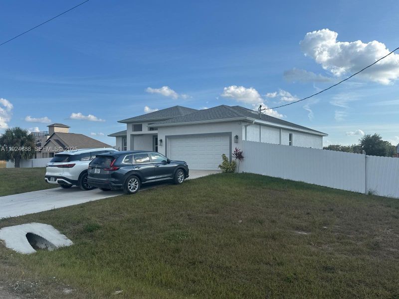 Exterior details and patio area of a home in , Labelle (Image 3).