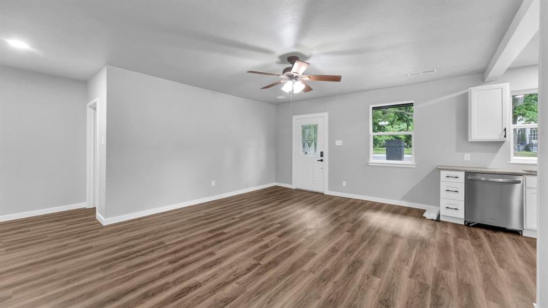 Spacious, unfurnished interior of a new home in , Weatherford (Image 11).