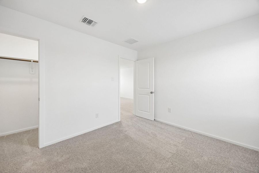 Spacious, unfurnished interior of a new home in Stokesbury, Waller (Image 29).