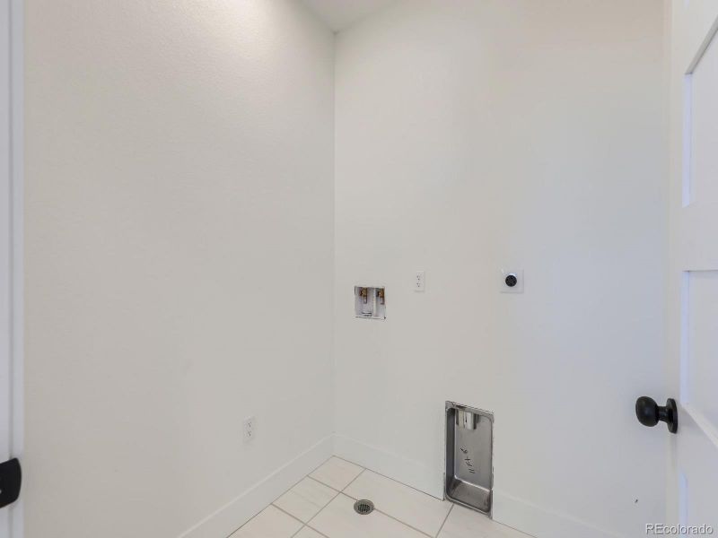 37 2nd Floor Laundry Room.jpg