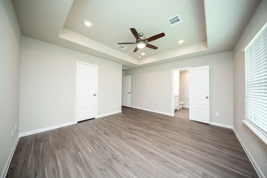 Spacious, unfurnished interior of a new home in Bammel Oaks, Houston (Image 9).