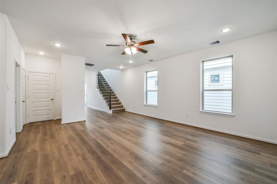 Spacious, unfurnished interior of a new home in Anderson Lake, Houston (Image 30). Spacious, unfurnished interior of a new home in Anderson Lake, Houston (Image 30).