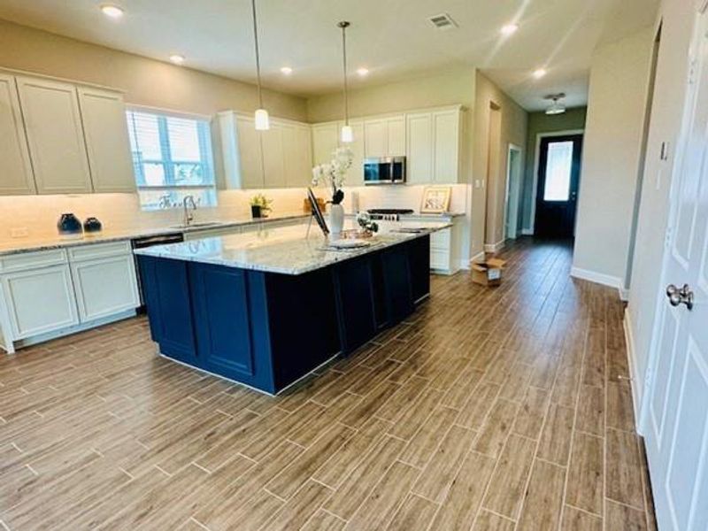 Beautiful granite counters and lots of cabinets!