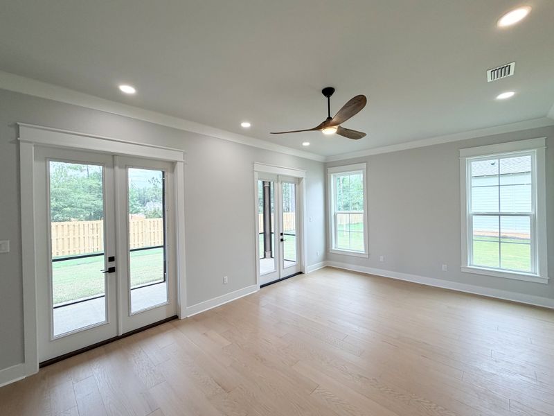 Spacious, unfurnished interior of a new home in Steamboat Landing at Hammock Bay, Freeport (Image 40).