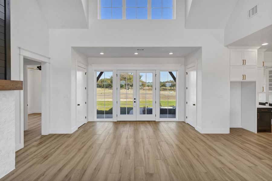 Spacious, unfurnished interior of a new home in Oak Water Ranch, Granbury (Image 22).