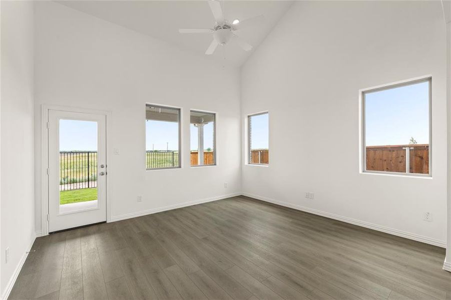 Spacious, unfurnished interior of a new home in Creekview Fossil Ridge, Pilot Point (Image 20).