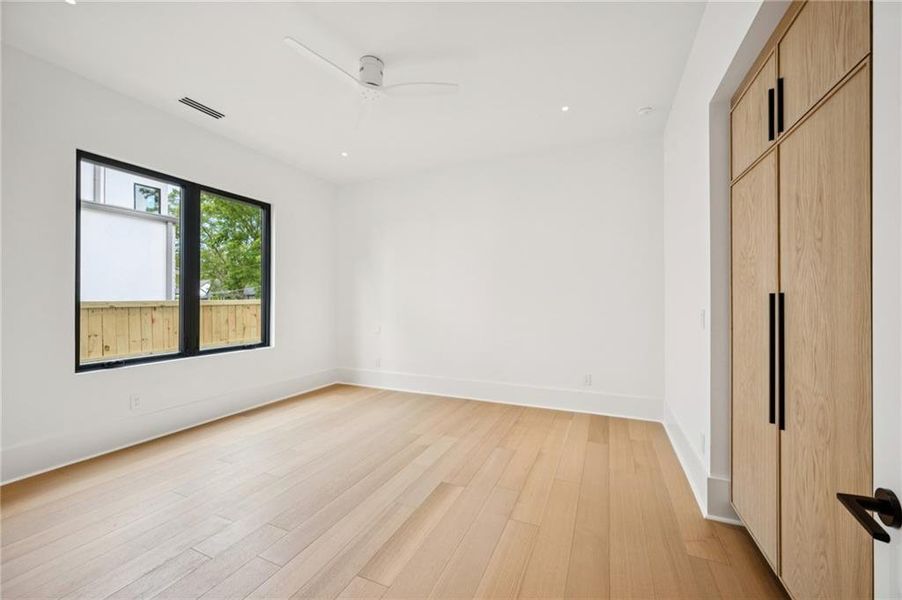 Spacious, unfurnished interior of a new home in , Brookhaven (Image 26).