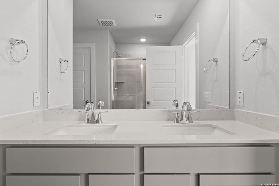 Close-up of interior finishes inside a home in Senna, Leon Valley (Image 12).