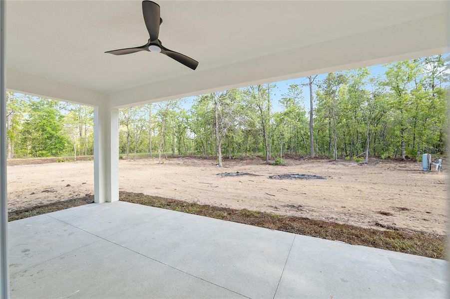 Exterior details and patio area of a home in , Dunnellon (Image 40).