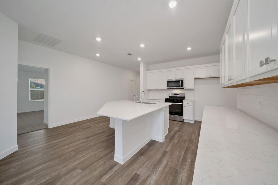 Furnished interior view inside a new home in Silverthorne, Conroe (Image 12).