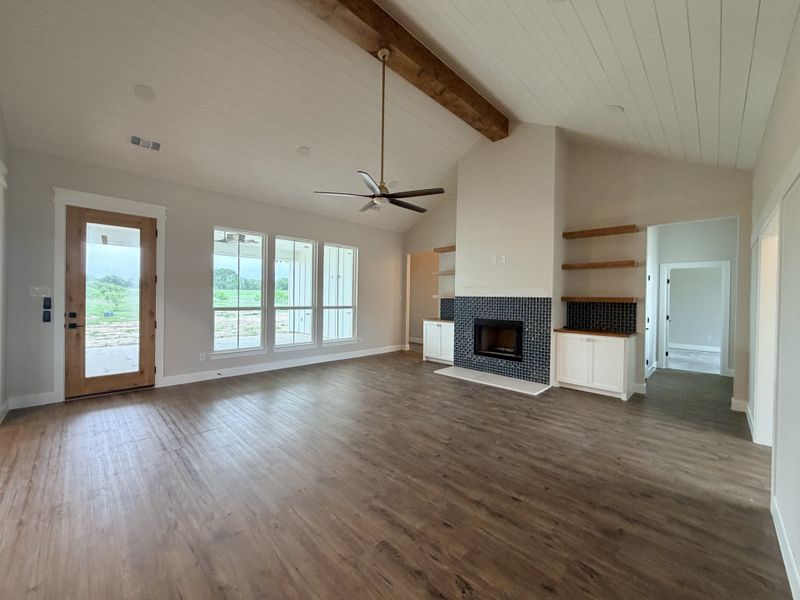 Spacious, unfurnished interior of a new home in Oak Water Ranch, Granbury (Image 20).