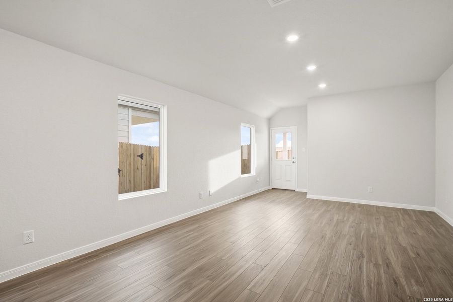 Spacious, unfurnished interior of a new home in Dauer Ranch, New Braunfels (Image 19).