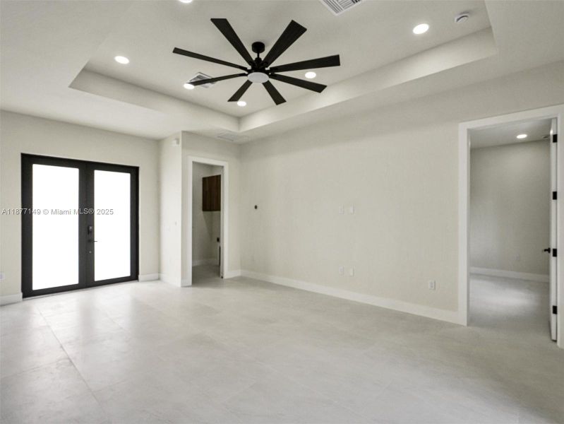 Spacious, unfurnished interior of a new home in , Lehigh Acres (Image 13).