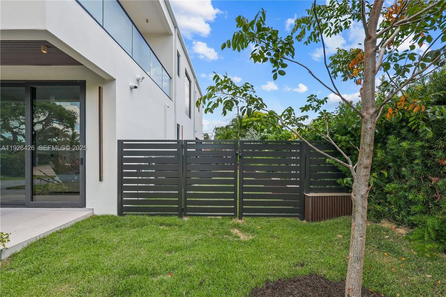 Exterior details and patio area of a home in , Fort Lauderdale (Image 35).