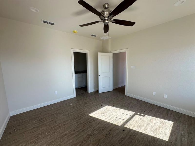 Spacious, unfurnished interior of a new home in , Abilene (Image 6).