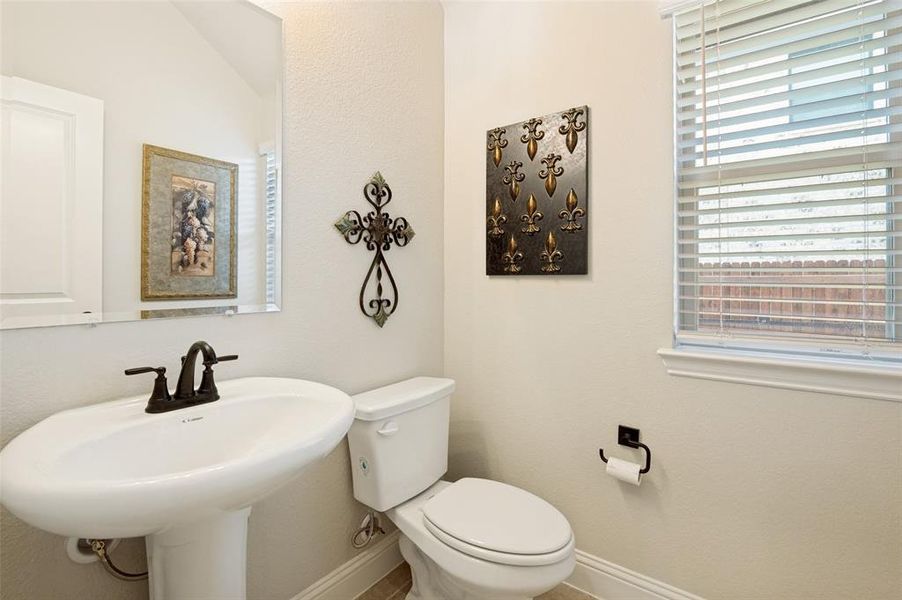 Furnished interior view inside a new home in , Waxahachie (Image 15).