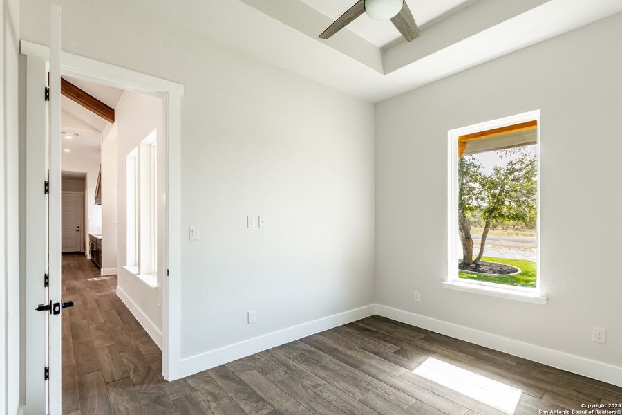 Spacious, unfurnished interior of a new home in , La Vernia (Image 16).