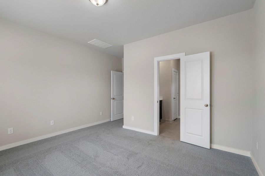 Spacious, unfurnished interior of a new home in River Ranch Trails, Dayton (Image 10).