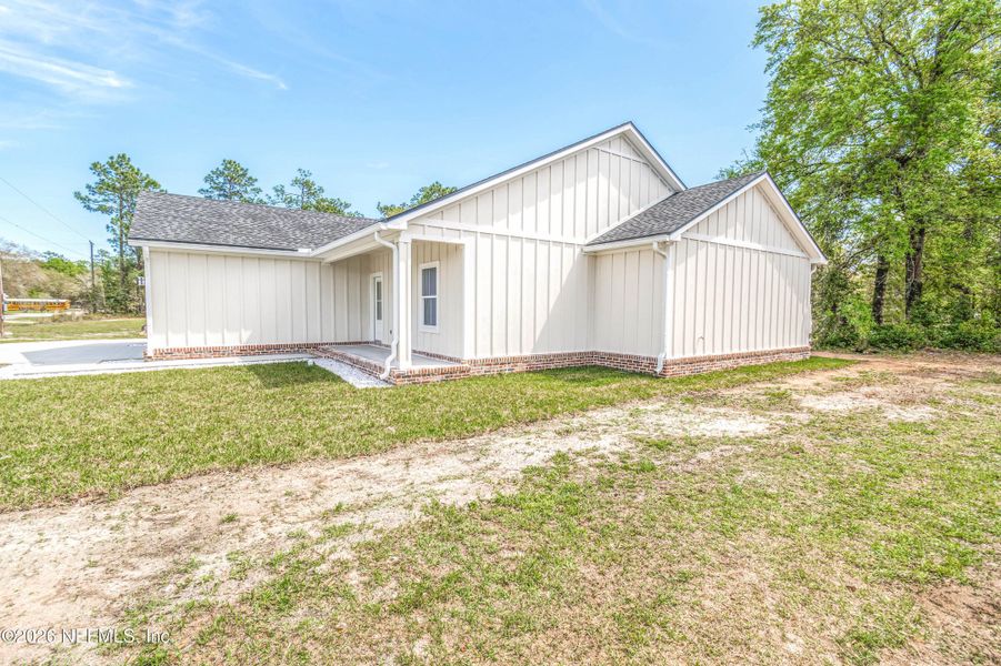Exterior details and patio area of a home in , Macclenny (Image 34).