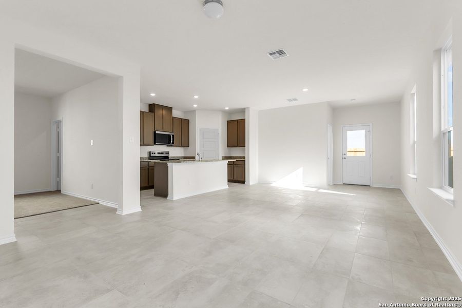 Spacious, unfurnished interior of a new home in Medina Crossing, Von Ormy (Image 7).