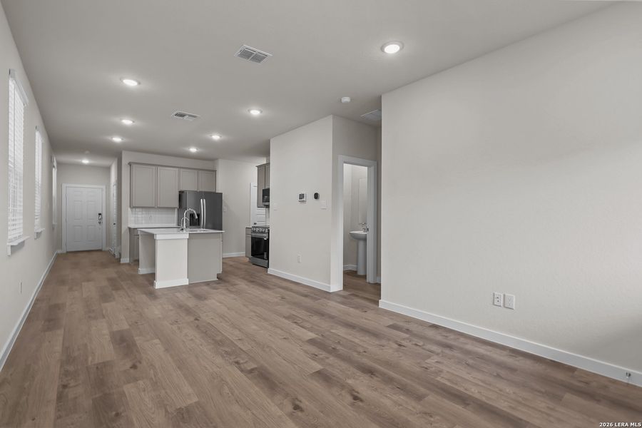 Spacious, unfurnished interior of a new home in Rosemont Hill, San Antonio (Image 22).