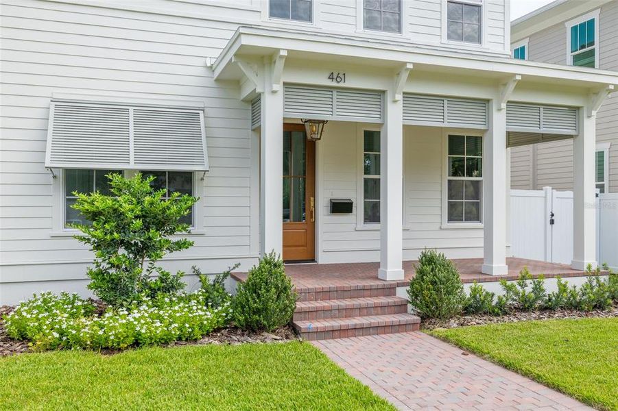 Exterior details and patio area of a home in , St. Petersburg (Image 29).