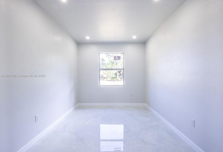 Spacious, unfurnished interior of a new home in , Lehigh Acres (Image 11).