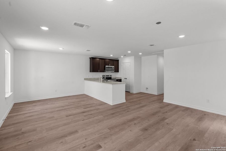 Spacious, unfurnished interior of a new home in Vista Real, Converse (Image 27).