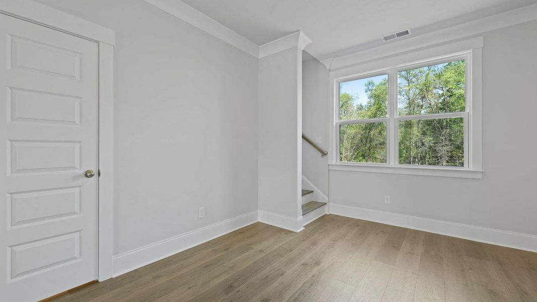 Spacious, unfurnished interior of a new home in Sheep Island, Summerville (Image 15).